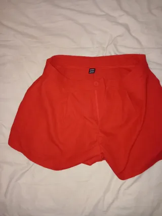 Pantalón corto rojo