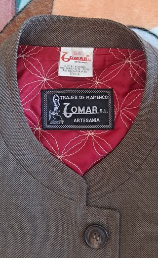 Traje de corto beige y marrón, rayas