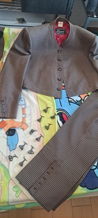 Traje de corto beige y marrón, rayas