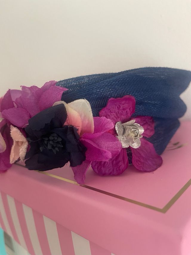 Diadema tocado flores y plumas evento
HECHO A MANO