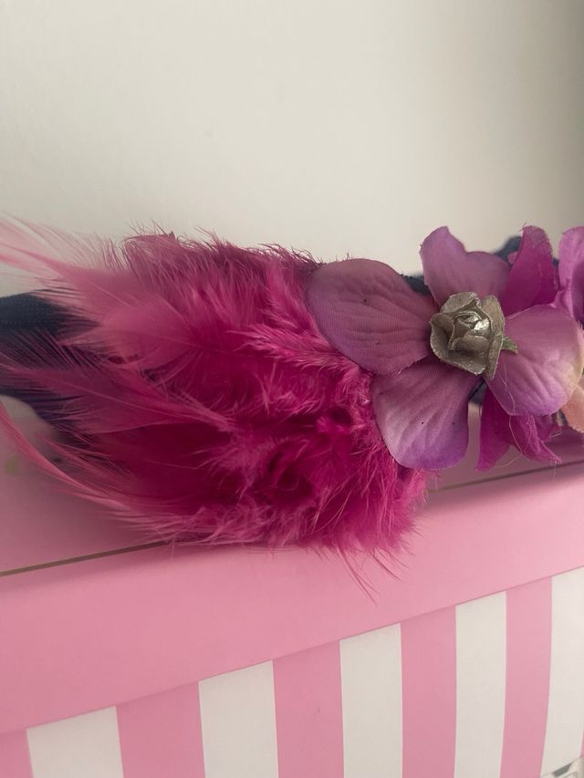 Diadema tocado flores y plumas evento
HECHO A MANO