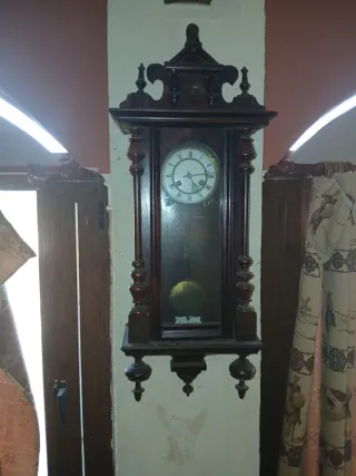 Reloj de pared antiguo de madera