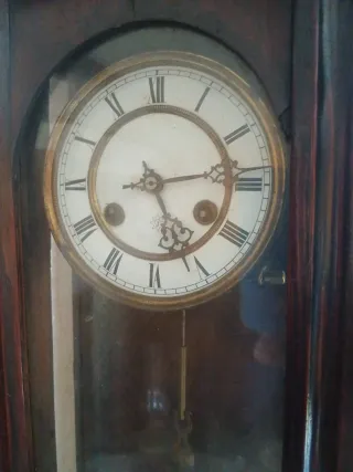Reloj de pared antiguo de madera