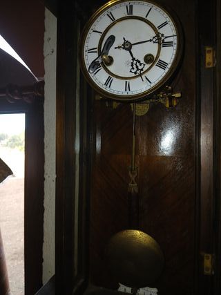 Reloj de pared antiguo de madera