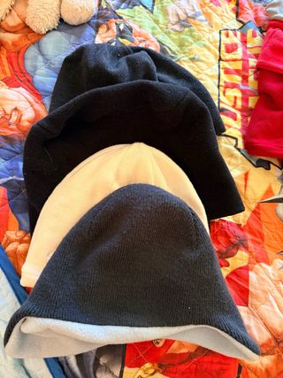Gorros forro polar beige y negro