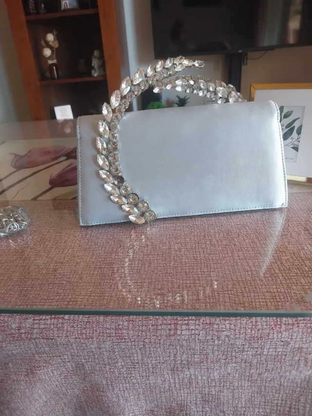 Bolso de mano plateado con pedrería