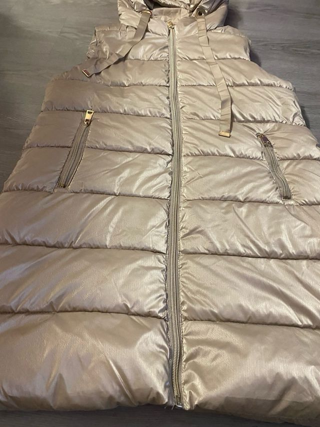 Chaleco largo acolchado con capucha