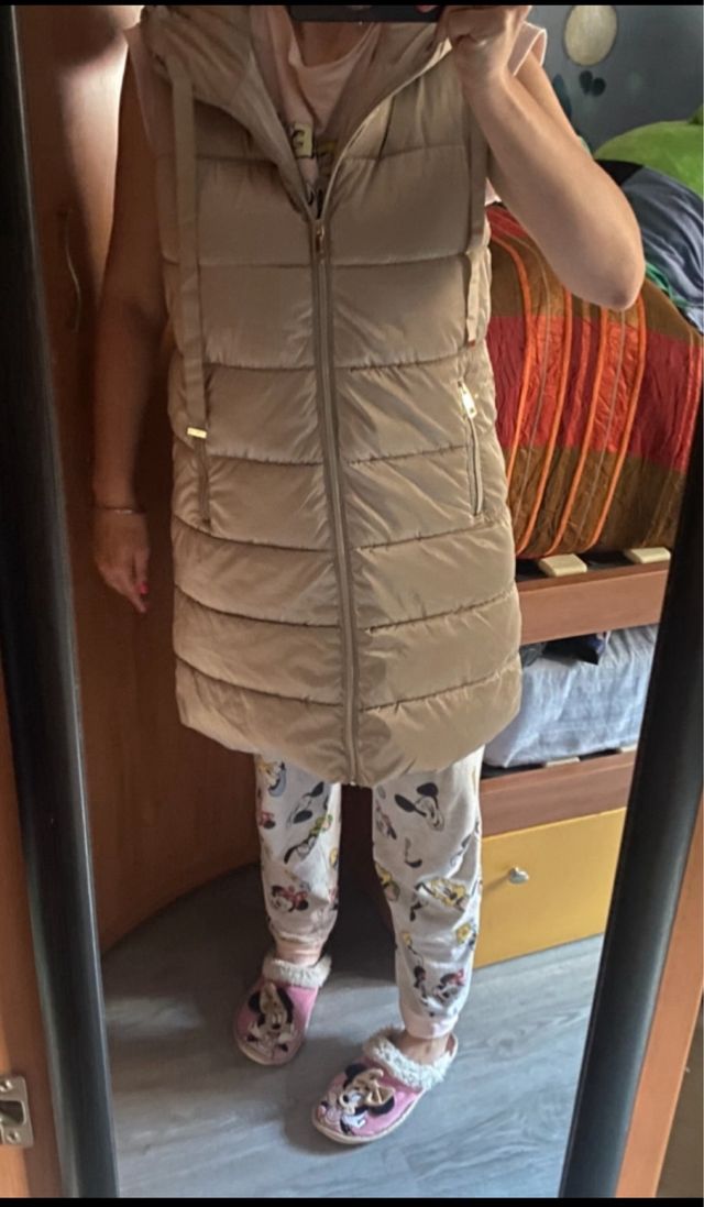 Chaleco largo acolchado con capucha