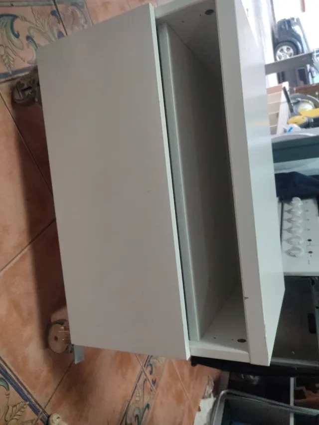 Mesita de noche blanca con ruedas