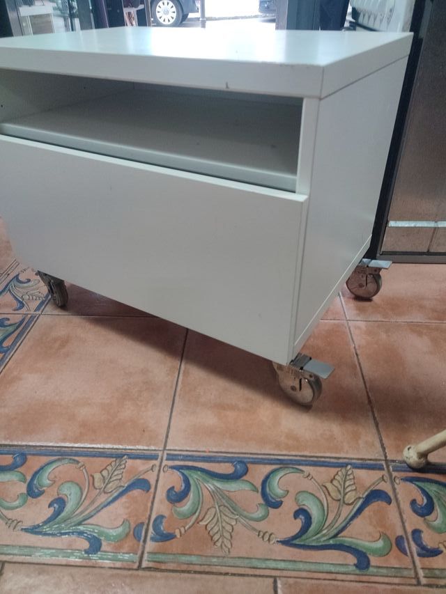 Mesita de noche blanca con ruedas