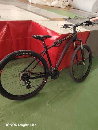 Bicicleta de montaña negra