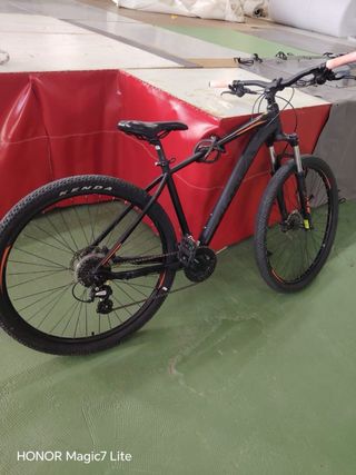 Bicicleta de montaña negra