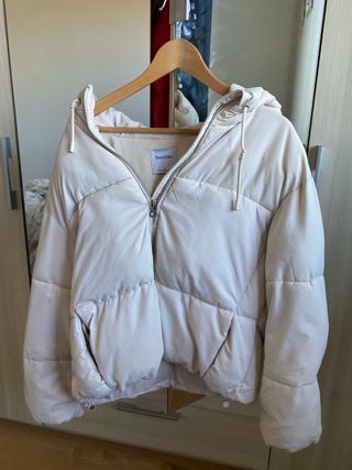 Chaqueta acolchada Bershka beige con gorro