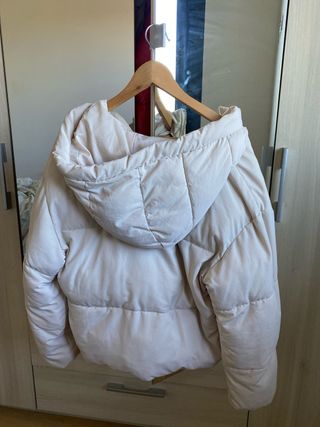 Chaqueta acolchada Bershka beige con gorro