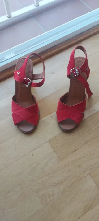 Tacones rojos de tiras