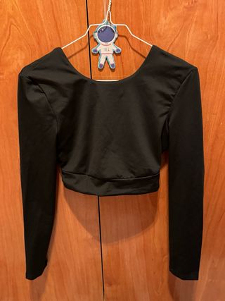 Blusa negra manga larga crop top
