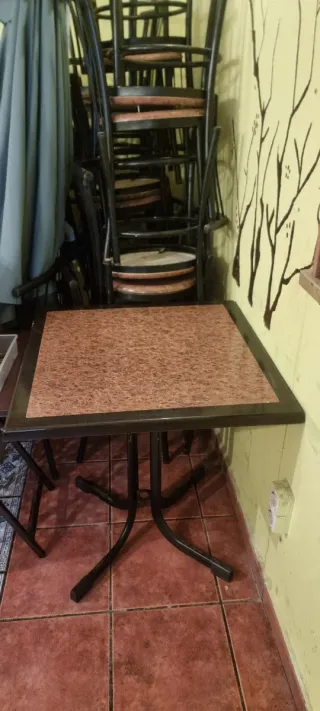 Mesa de comedor cuadrada