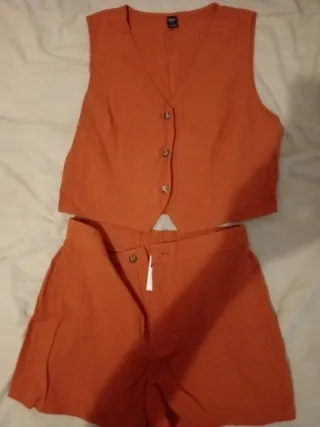 Conjunto chaleco y shorts naranja