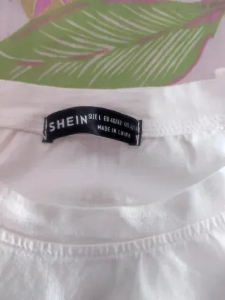 Camiseta SHEIN con estampado de rosa
