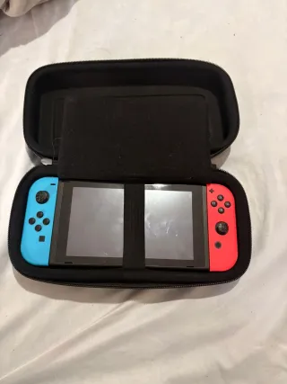 Nintendo Switch con custodia e giochi