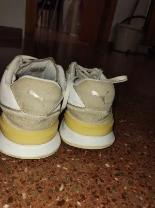 Zapatillas Puma Beige y Blancas