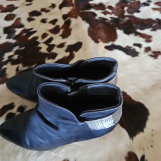 Stivaletti neri e blu