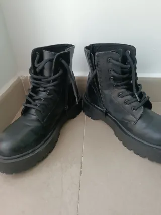 Botas negras con cordones y cremallera