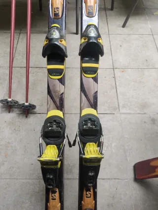 Lote de esquís Salomon con bastones son 3 juegos