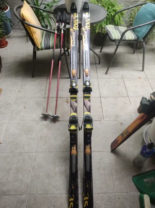 Lote de esquís Salomon con bastones son 3 juegos