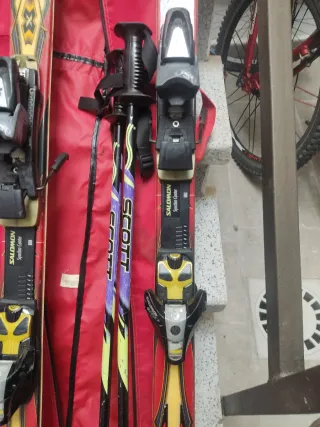 Lote de esquís Salomon con bastones son 3 juegos