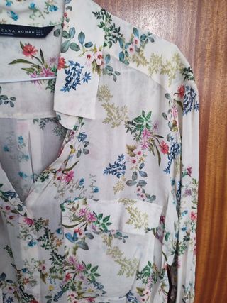 Blusa Zara floral multicolor