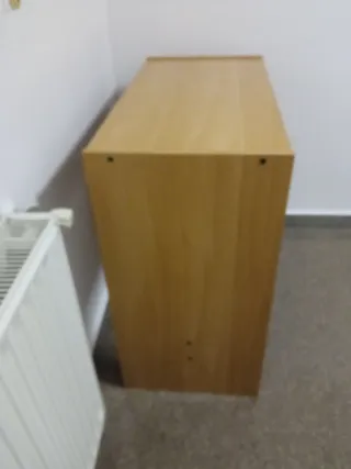 Escritorio de madera marrón  