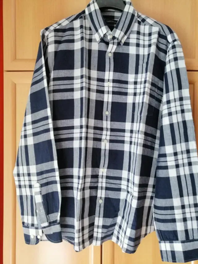 Camisa de cuadros azul y blanco.