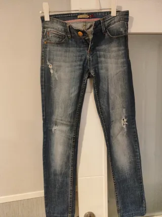 Pantalón vaquero azul desgastado