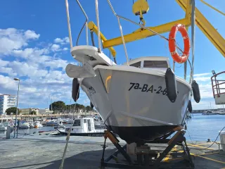 Un hermoso barco listo para disfrutar.