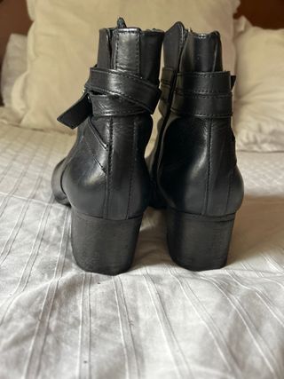 Botines negros de piel