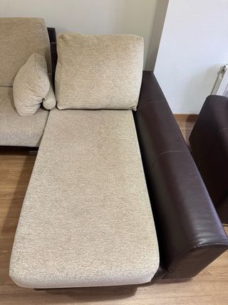 Sofá en L beige y marrón