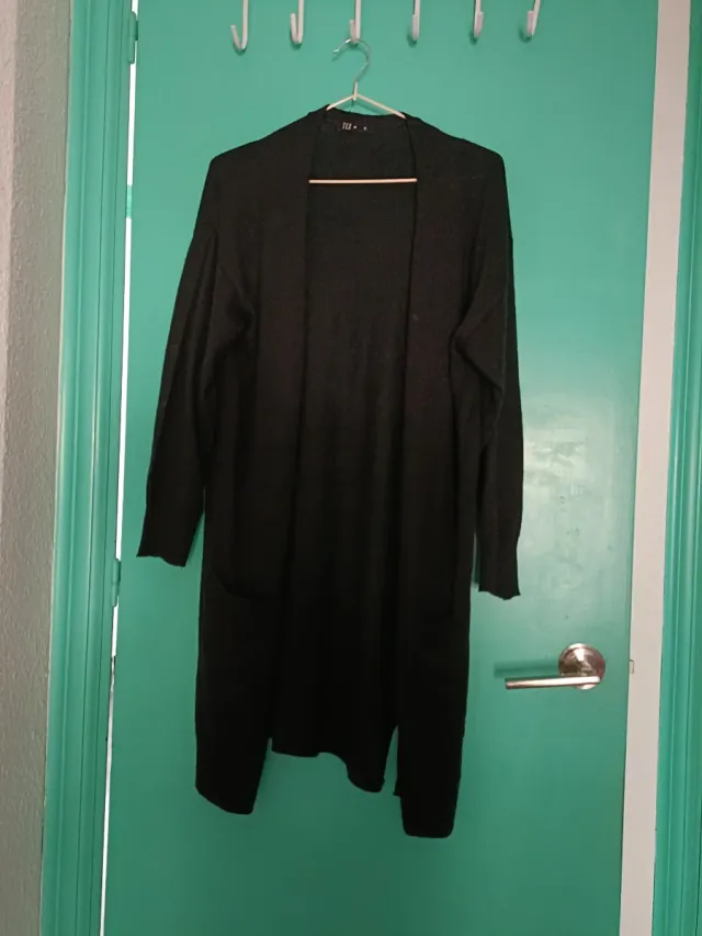 Rebeca larga negra con bolsillos.