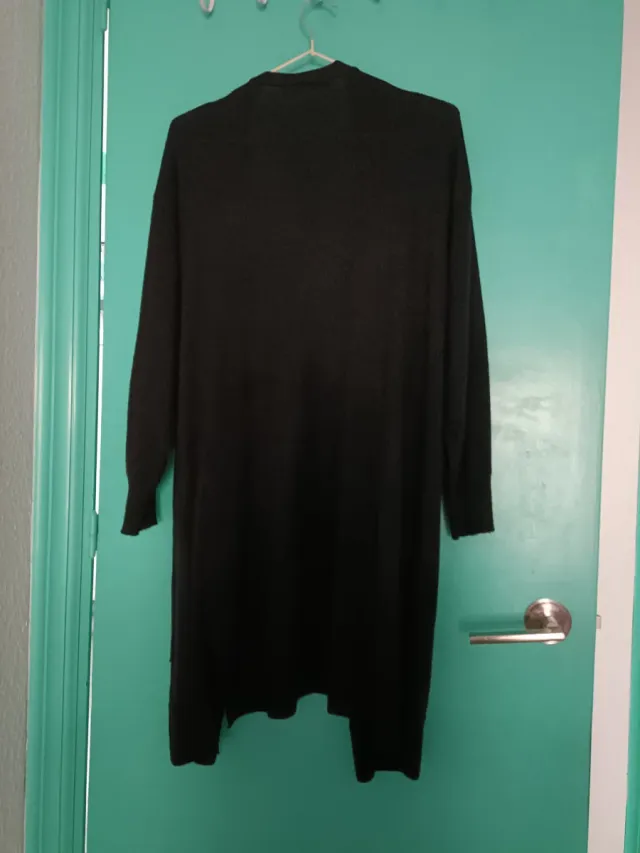 Rebeca larga negra con bolsillos.