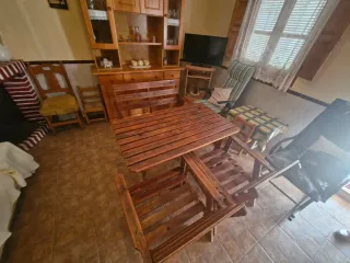 Mesa , 2 sillones de madera y 1 banco