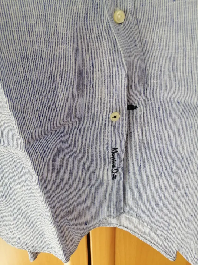 Camisa Massimo Dutti rayas finas azul y blanca.