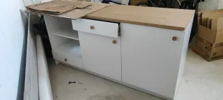 Mueble de cocina blanco y madera