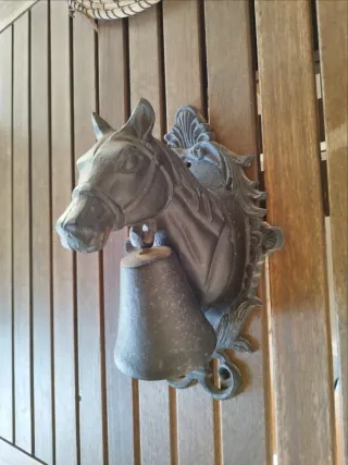 Llamador de puerta caballo de metal