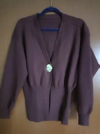 Cardigan donna marrone con bottone gioiello 