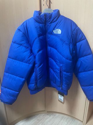 Chaqueta The North Face acolchada azul.