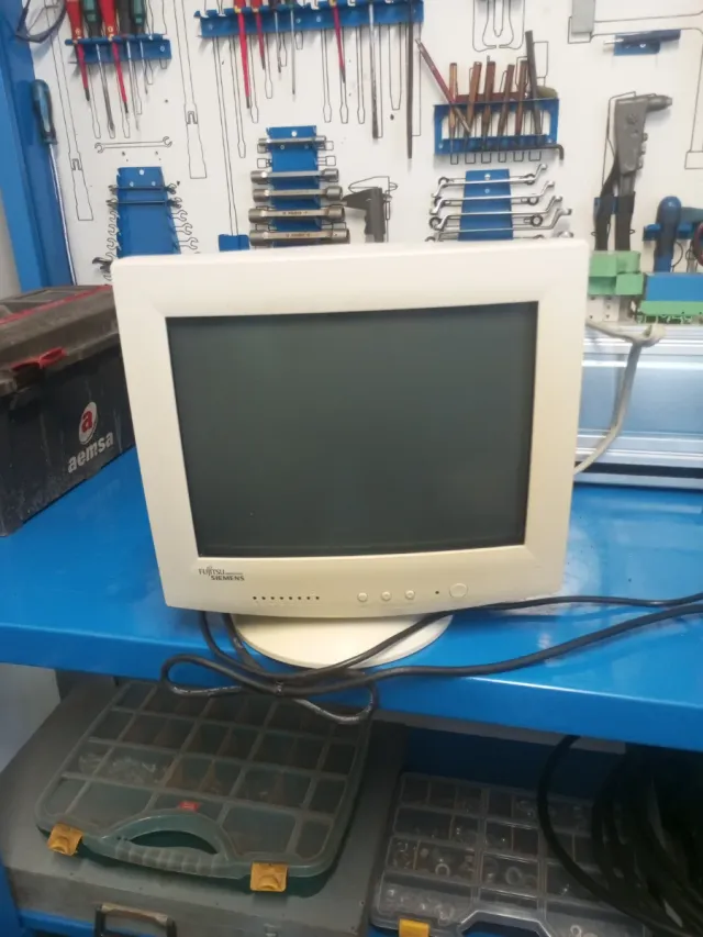 2 Monitores CRT Fujitsu (2 unidades) Siemens 14 Bl