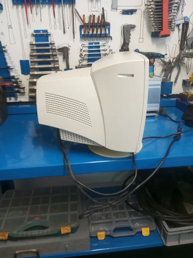 2 Monitores CRT Fujitsu (2 unidades) Siemens 14 Bl