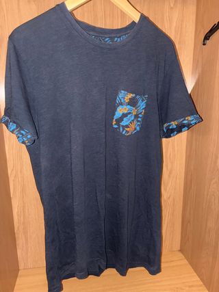 Camiseta hombre azul con estampado tropical