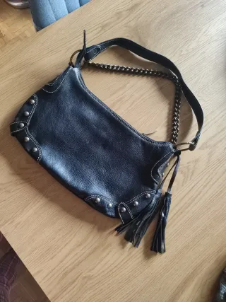 Bolso de piel negro con tachuelas