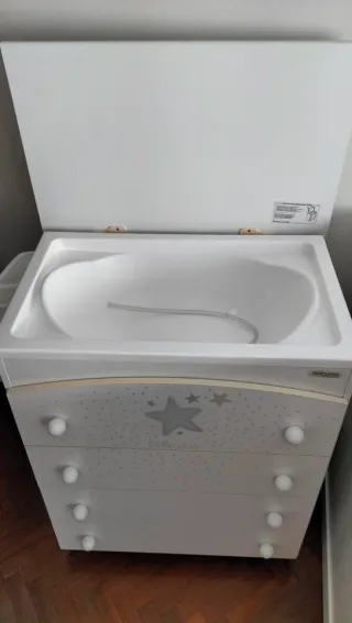 Cuna y armario cambiador bañera Micuna